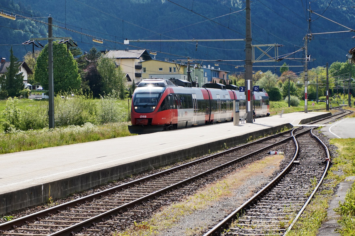4024 123-4 als S1 4256 (Lienz - Friesach), am 25.5.2016 beim Halt in Oberdrauburg.