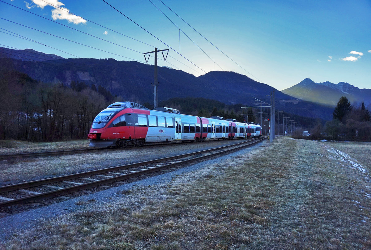 4024 123-4 fährt als S1 4248 (Lienz - Friesach) in den Bahnhof Greifenburg-Weißensee ein..
Aufgenommen am 27.12.2016.