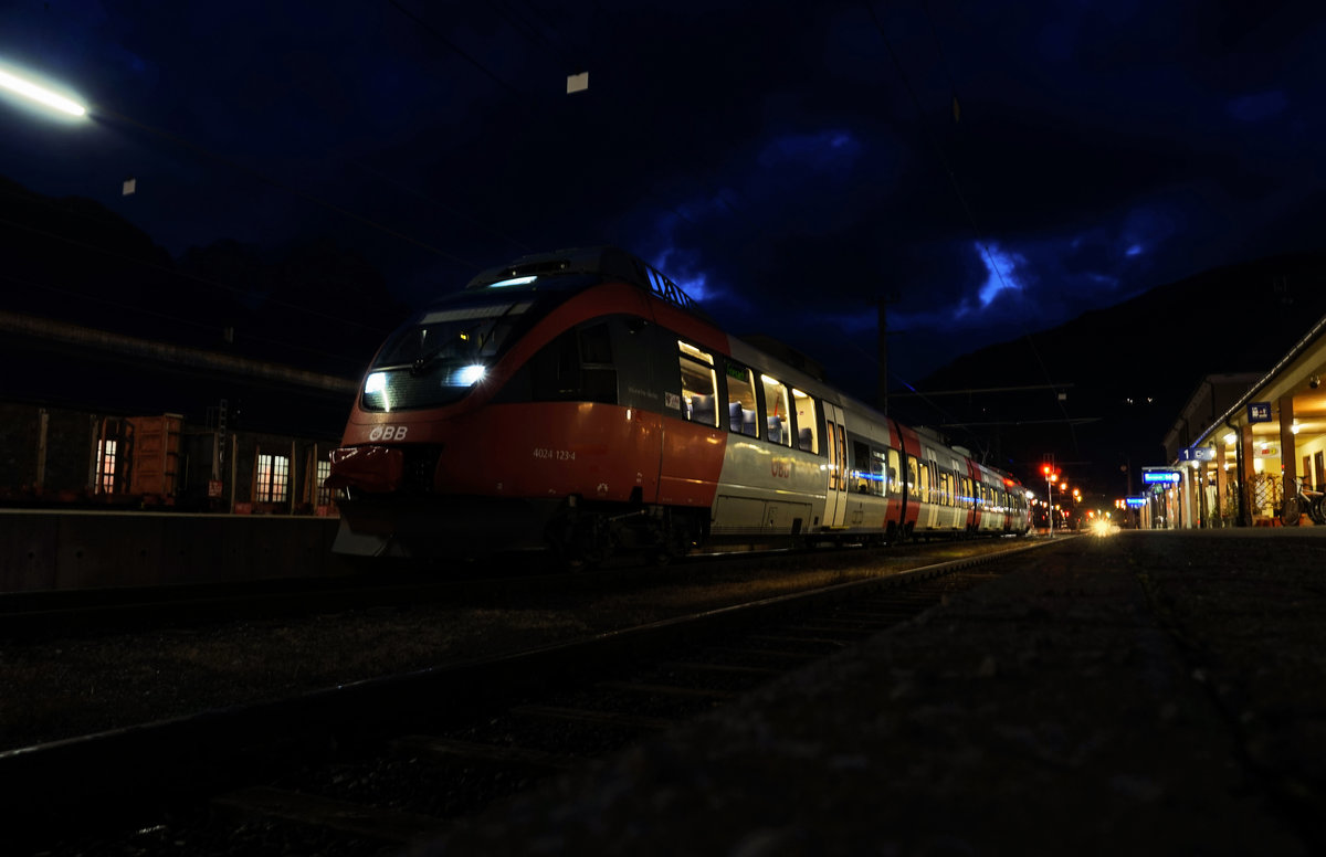 4024 123-4 wartet am Abend des 21.11.2016, im Bahnhof Lienz, auf die Abfahrt als S1 4260 nach Friesach.