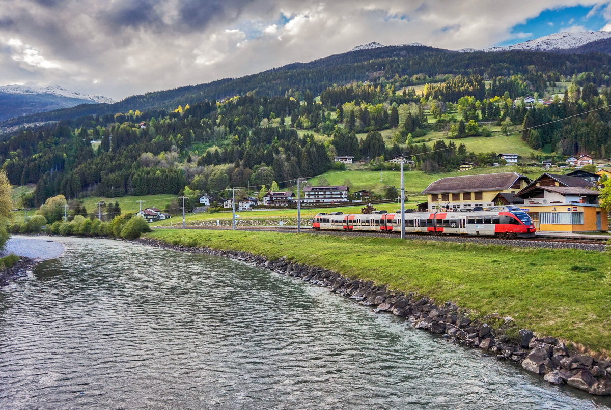 4024 124-2 hält als S1 4262 (Lienz - Villach Hbf) in der Haltestelle Berg im Drautal.
Aufgenommen am 2.5.2017.