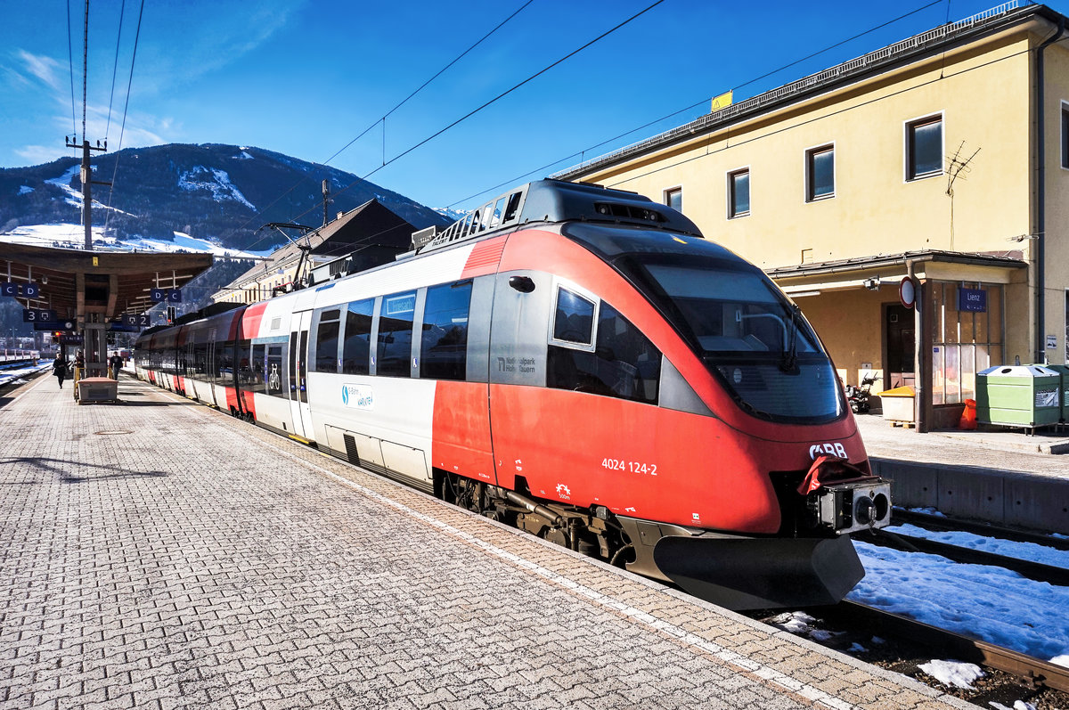 4024 124-2 wartet im Bahnhof Lienz auf die Abfahrt als S1 4244 nach Friesach.
Aufgenommen am 27.1.2018.
