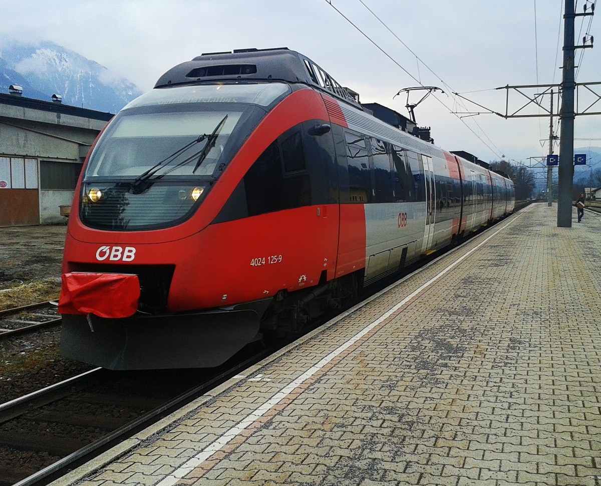 4024 125-9 als R 4865 (Lienz - Spittal-Millstättersee) am 17.3.2015 beim Halt in Dellach im Drautal.