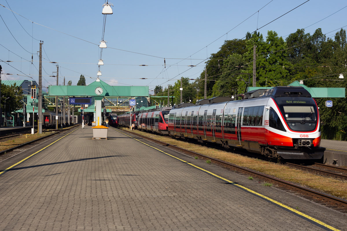 4024 130-8 wartet mit einem weiteren 4024 und einem Railjet auf Gleis 4 in Bregenz. 12.7.20