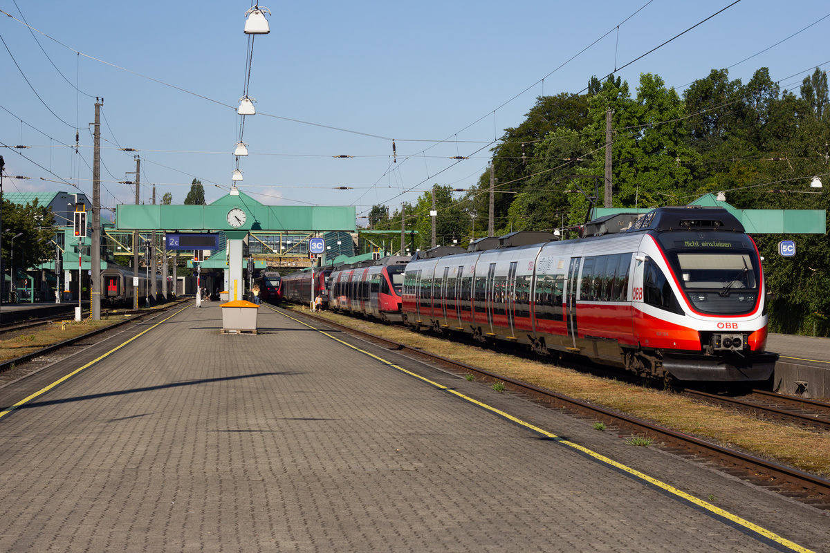 4024 130-8 wartet mit einem weiteren 4024 und einem Railjet auf Gleis 4 in Bregenz. 12.7.20