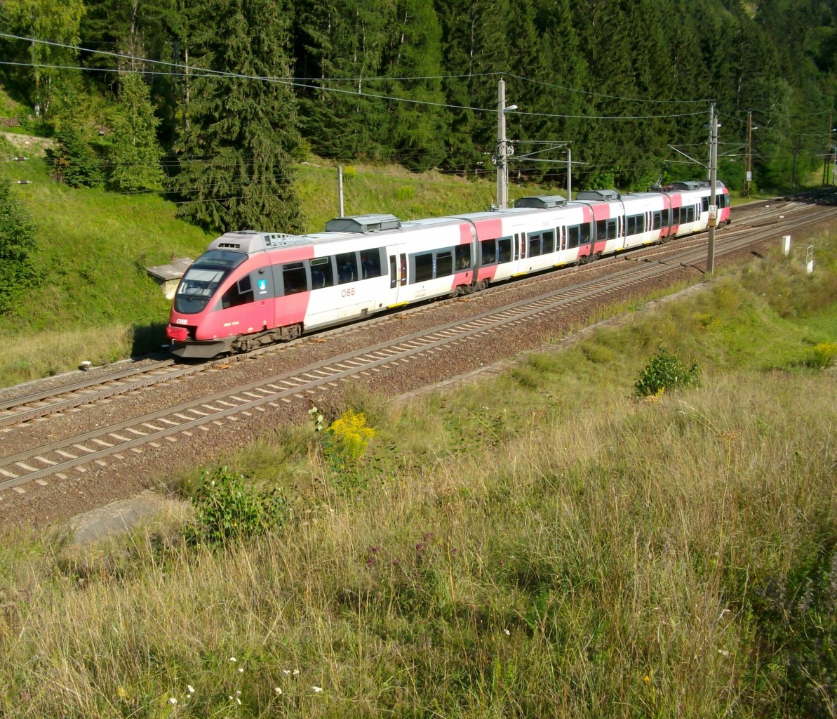 4024 177-6 als R 4937 (Spittal-Millstättersee - Mallnitz-Obervellach) am 26.8.2015 bei der Ausfahrt aus dem Bahnhof Penk.
Leider ist der Regionalverkehr auf der Tauernbahn heute sehr spärlich. Dieser Zug ist gerade mal der zweite und auch der lezte Regionalzug des Tages in Richtung Mallnitz und das um 17:03 Uhr.
