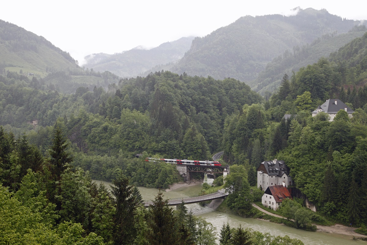 4024... bei der Fotostelle Panoramablick bei Weissenbach St.Gallen. Das Bild entstand am regnerischen 27.Mai.2015.
