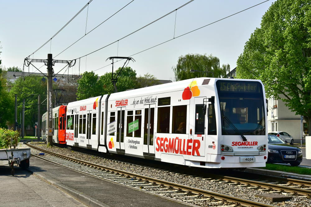 4024 mit neuer Ganzreklame  Segmüller  auf der Wilhelm-Sollmann-Straße. (20.04.2017)