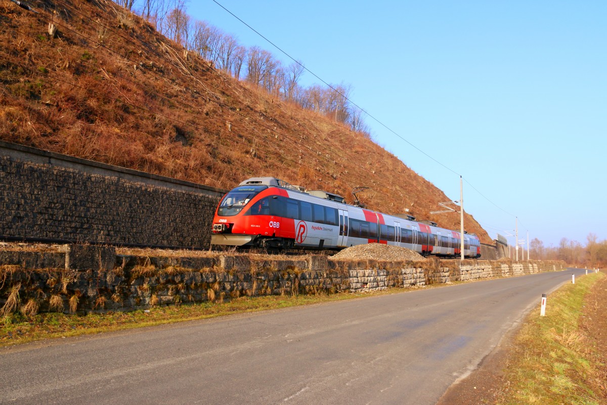4024.040-0 rollt im Baustellenbereich zwischen Ehrenhausen und Spielfeld Strass dahin. 27.März 2015