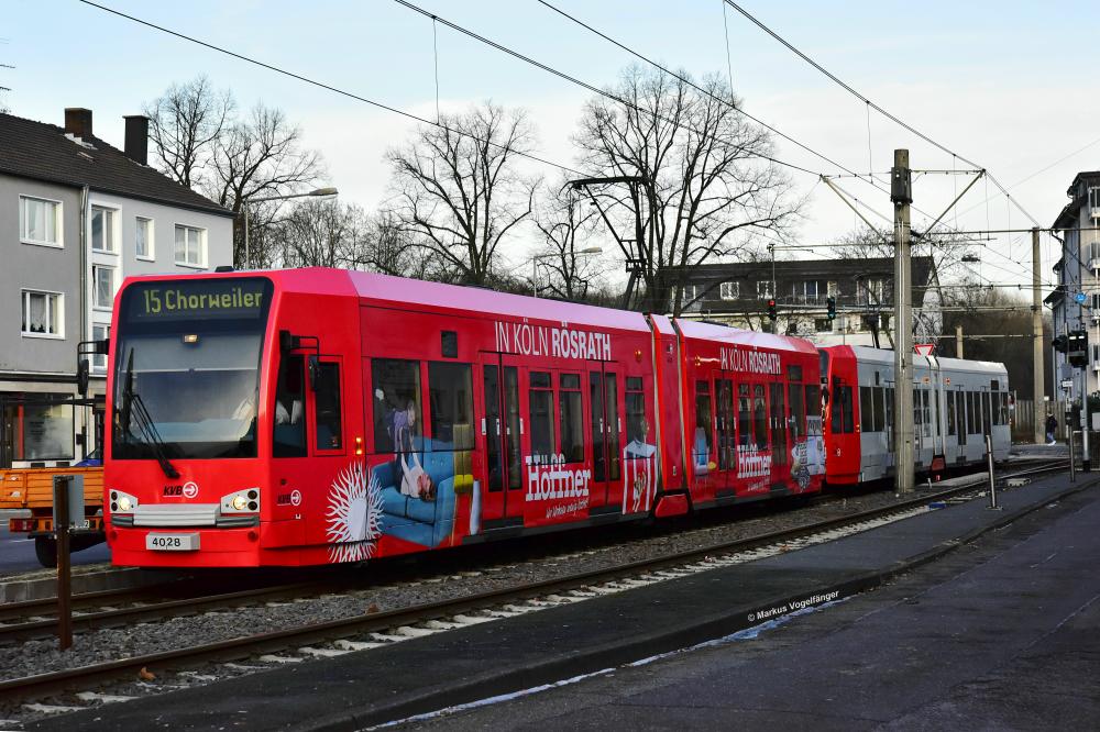 4028 wurde eine neue Ganzreklame  Möbel Höffner  angebracht. 
Hier zu sehen auf der Wilhelm-Sollmann-Straße am 27.01.2017.