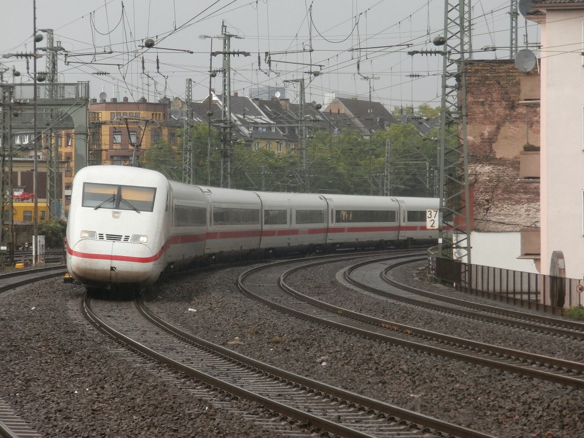 402er ICE kommt gerade vom Düsseldorfer HBF nach Köln durch Düsseldorf Volksgarten gefahren. An diesen Wochenende fahren die 402er alle als Doppeltraktion. Hier bei einem Regenschauer am 13.7.14

Düsseldorf 13.07.2014