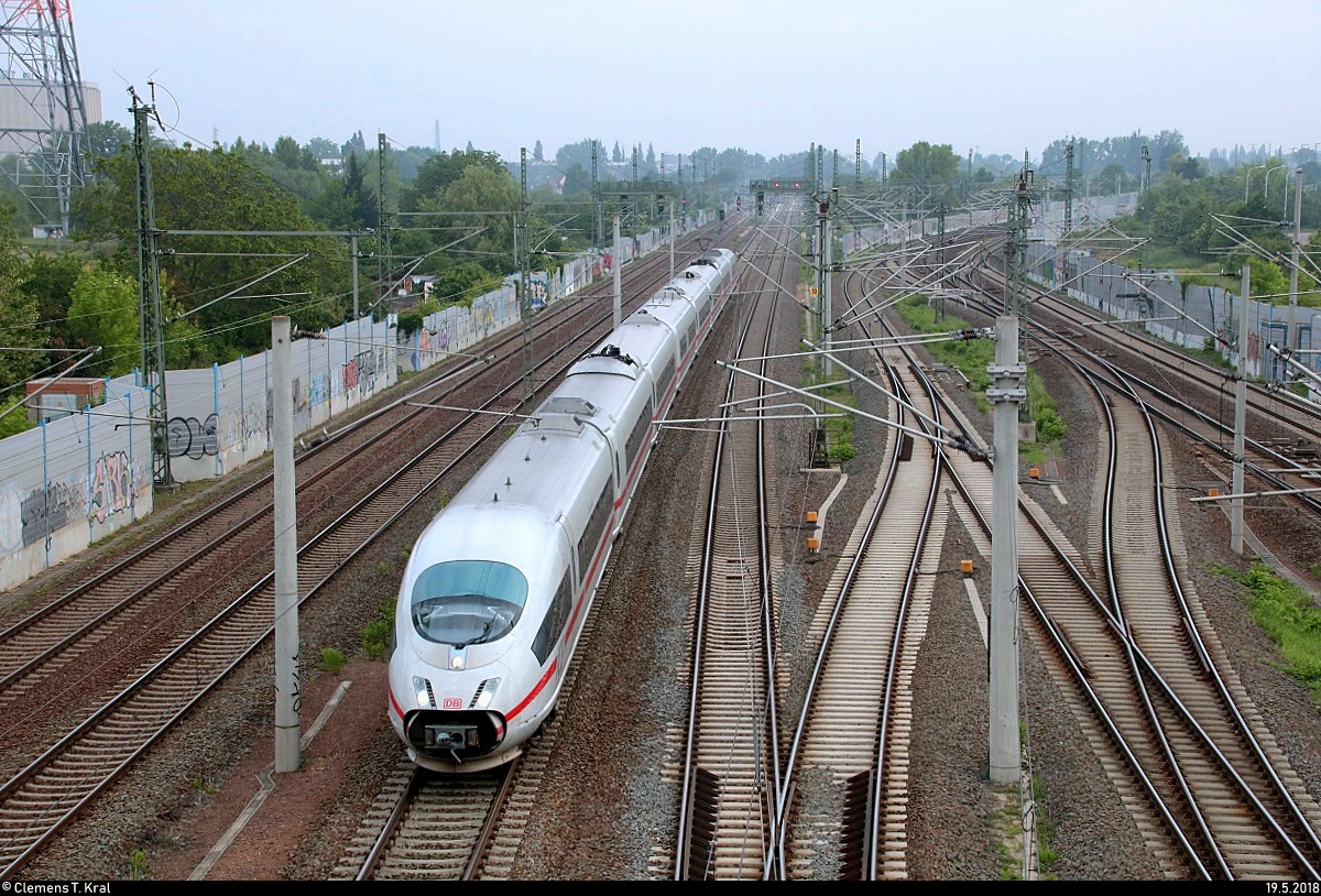 403 ??? als ICE 1001 (Linie 29) von Berlin Gesundbrunnen nach München Hbf passiert den Abzweig Thüringen (At).
Aufgenommen von der Brücke Dieselstraße in Halle (Saale).
[19.5.2018 | 7:15 Uhr]