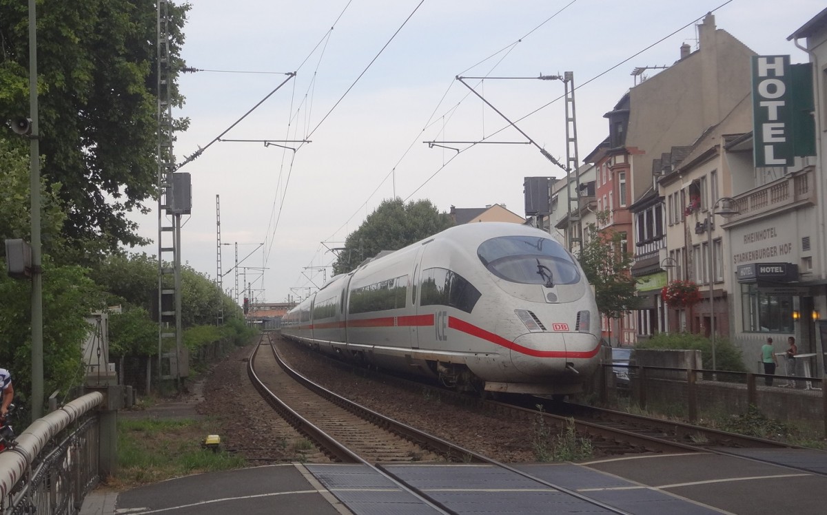 403 *** ersetzte am 26.7. den ab Hamburg ausgefallenen IC 2311 Westerland-Stuttgart.
Der Zug lief unter ICE 2905 und fuhr nur von Dortmund nach Stuttgart, trotzdem jedochin der Fahrplanlage des 2311.