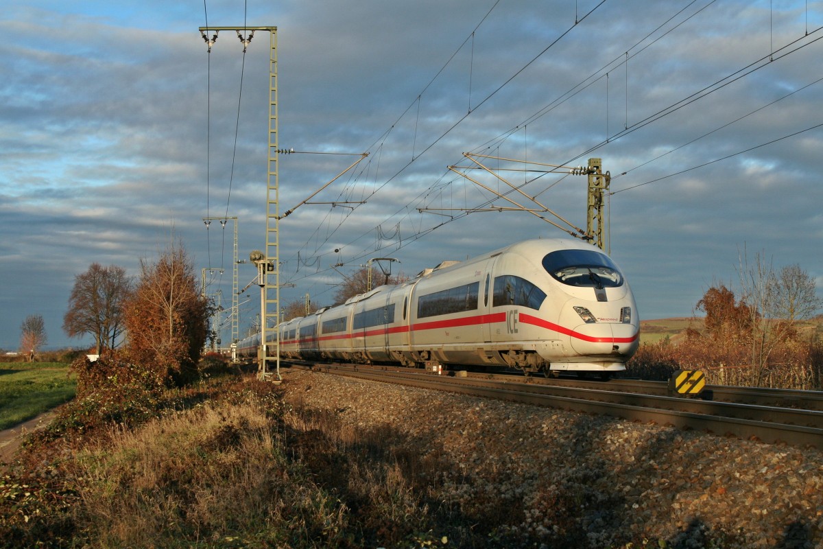 403 001-3 fuhr zusammen mit 406 552-0 als ICE 504/104 von Basel SBB nach Kln Hbf und letzterer dann weiter nach Amsterdamm Central. Die Garnitur verlsst am Nachmittag des 07.12.13 den Bahnhofsbereich des sdbadischen Stdchens Mllheim (Baden).