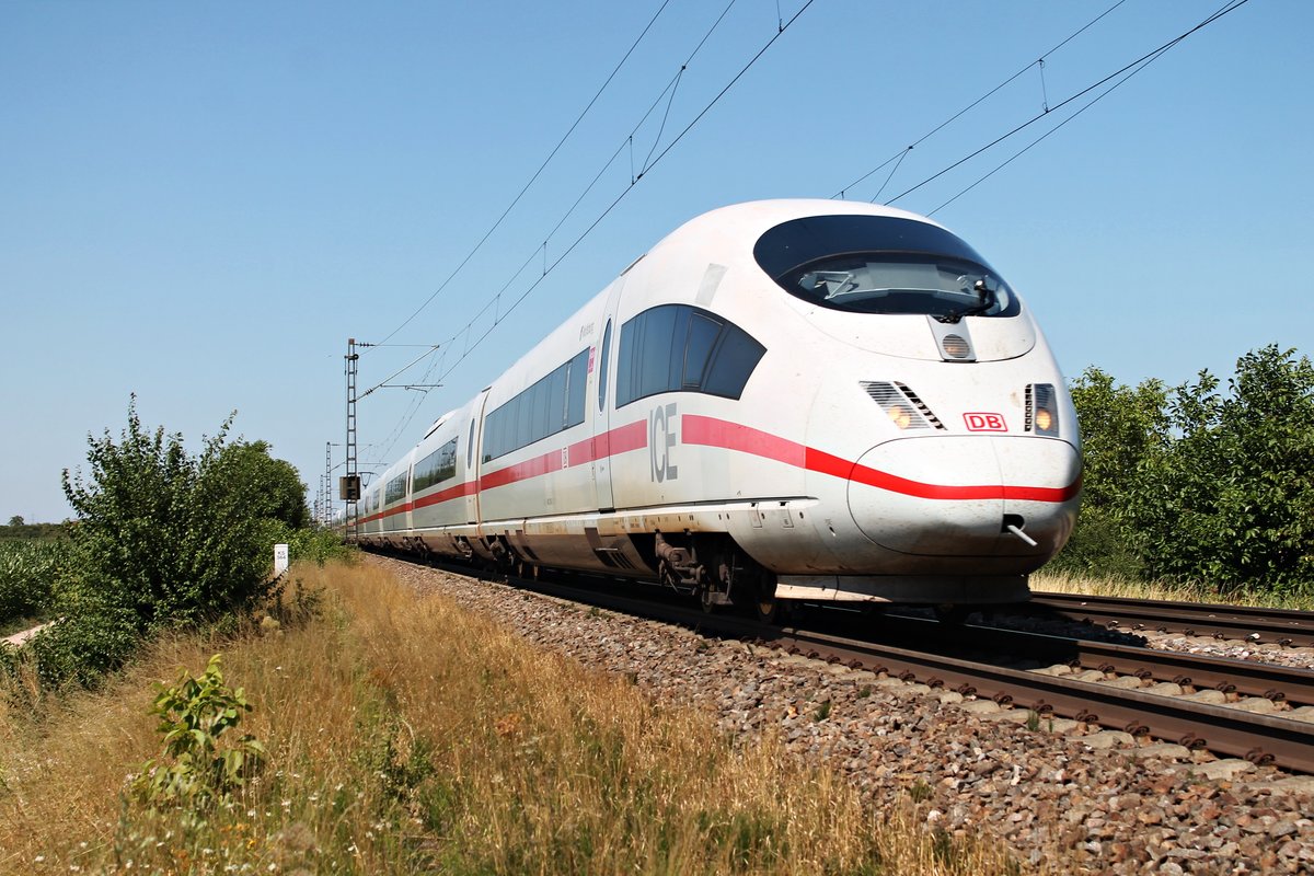 403 010-2  Wolfsburg  am 10.07.2015 zusammen mit 403 522-6  Solingen  auf dem Weg in Richtung Schweiz, als sie bei Hügelheim gen Süden fuhren.