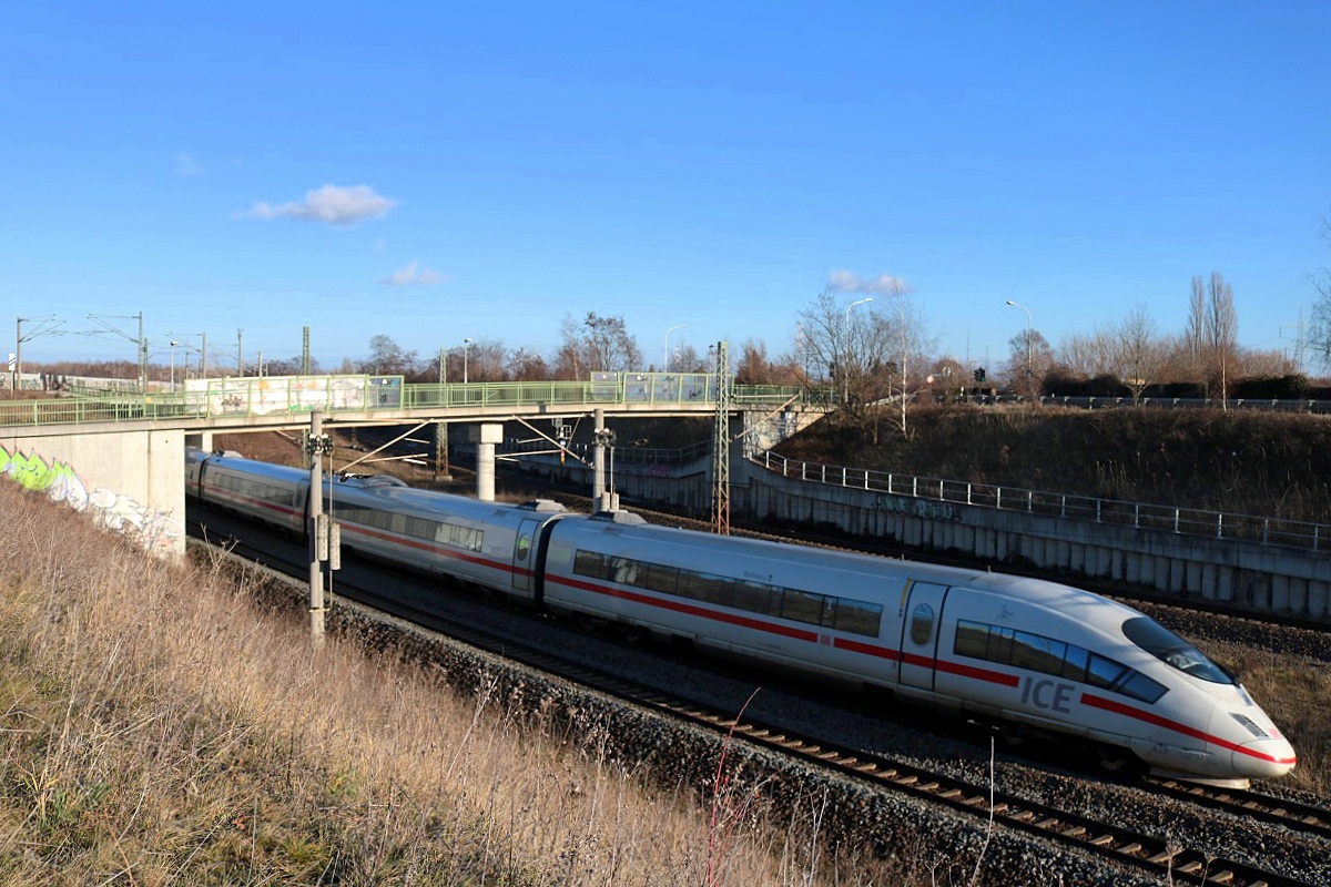 403 010 (Tz 310  Wolfsburg ) als ICE 1005 (Linie 29) von Berlin Gesundbrunnen nach München Hbf fährt in Halle (Saale), Kasseler Straße, auf der Bahnstrecke Halle–Bebra (KBS 580). [29.12.2017 | 13:22 Uhr]