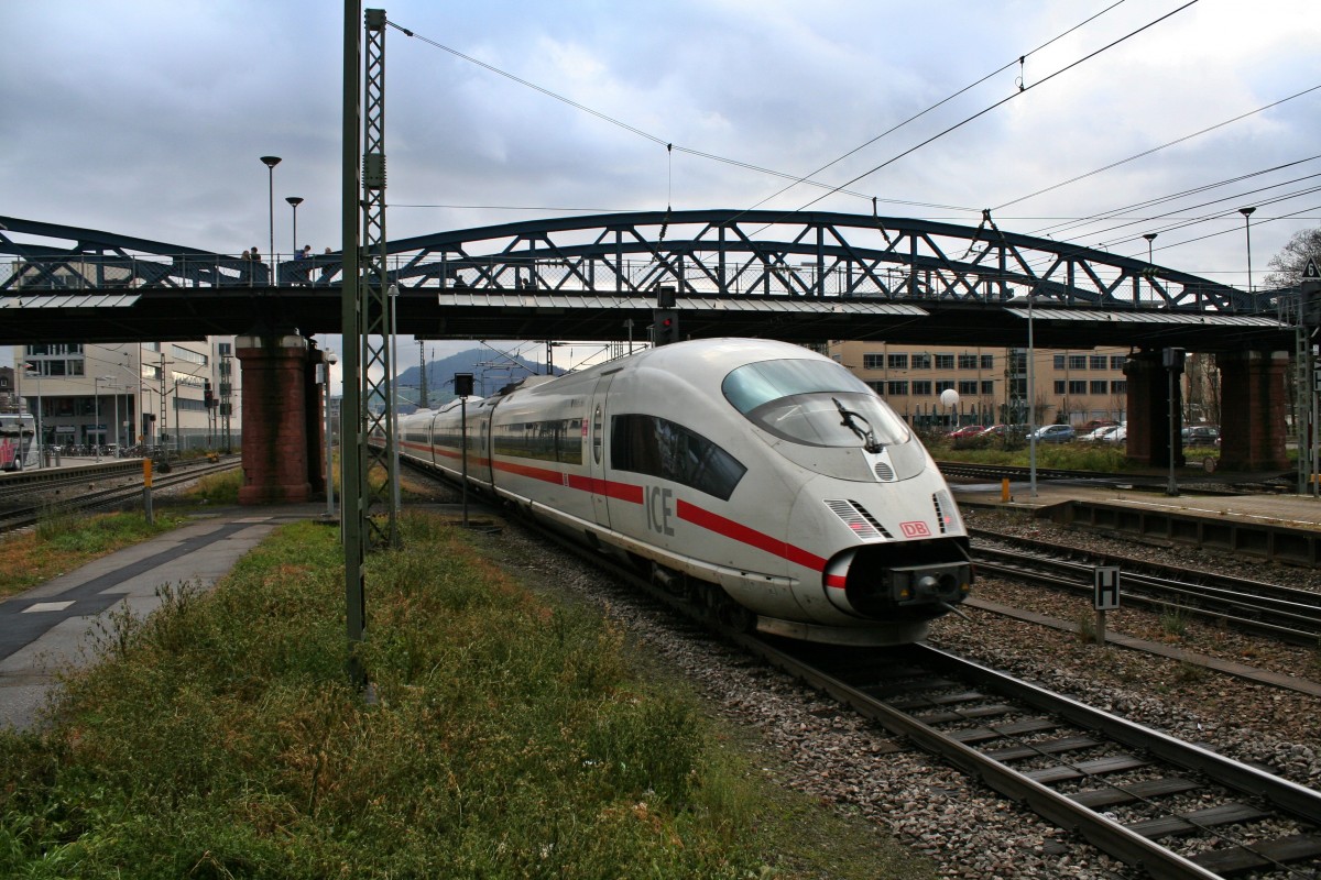 403 011-0 und 406 004-2 als ICE 505/105 von Kln/Amsterdam nach Basel SBB am Nachmittag des 14.12.13 bei der Ausfahrt aus Freiburg (Breisgau) Hbf.