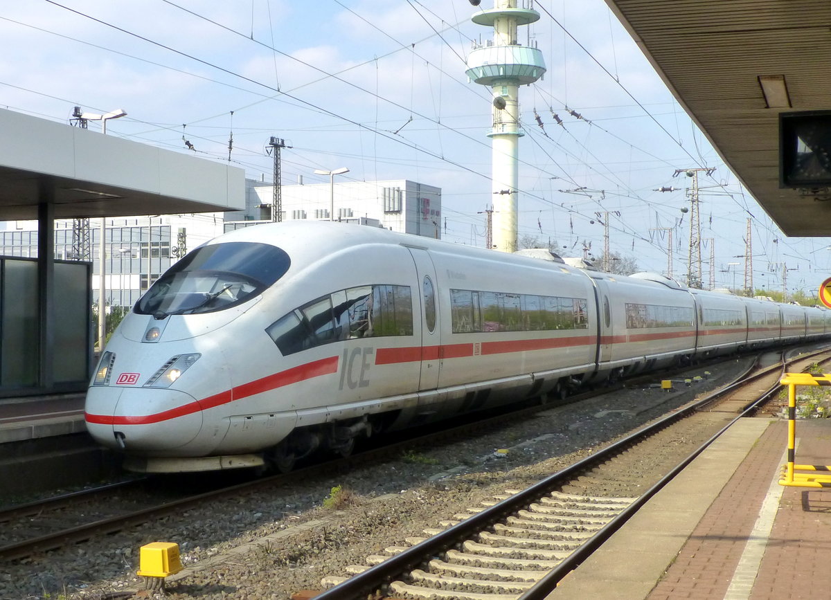 403 011-0, mit Taufnamen  Wiesbaden , fuhr am 14.4.19 in den Duisburger Hauptbahnhof ein.