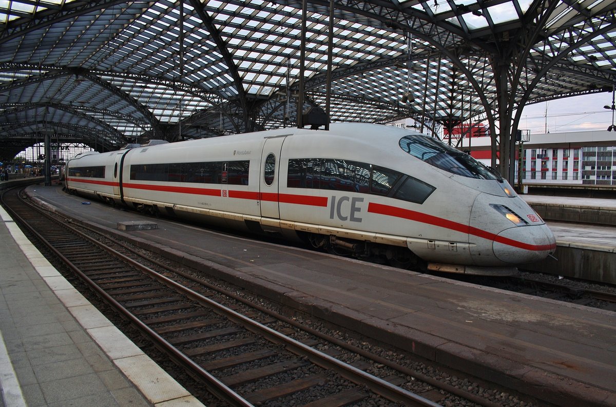 403 012-8  Montabaur  und 403 534-1  Offenburg  warten am 16.8.2017 als ICE615 von Dortmund Hauptbahnhof nach München Hauptbahnhof im Kölner Hauptbahnhof auf Abfahrt.