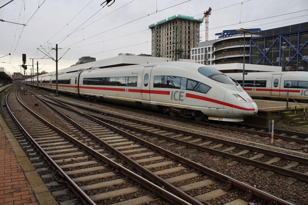 403 014-4  Duisburg  und 403 554-9  Mittenwald  warten am 27.12.2017 als ICE517	von Dortmund Hauptbahnhof nach München Hauptbahnhof im Mannheimer Hauptbahnhof auf Abfahrt. 