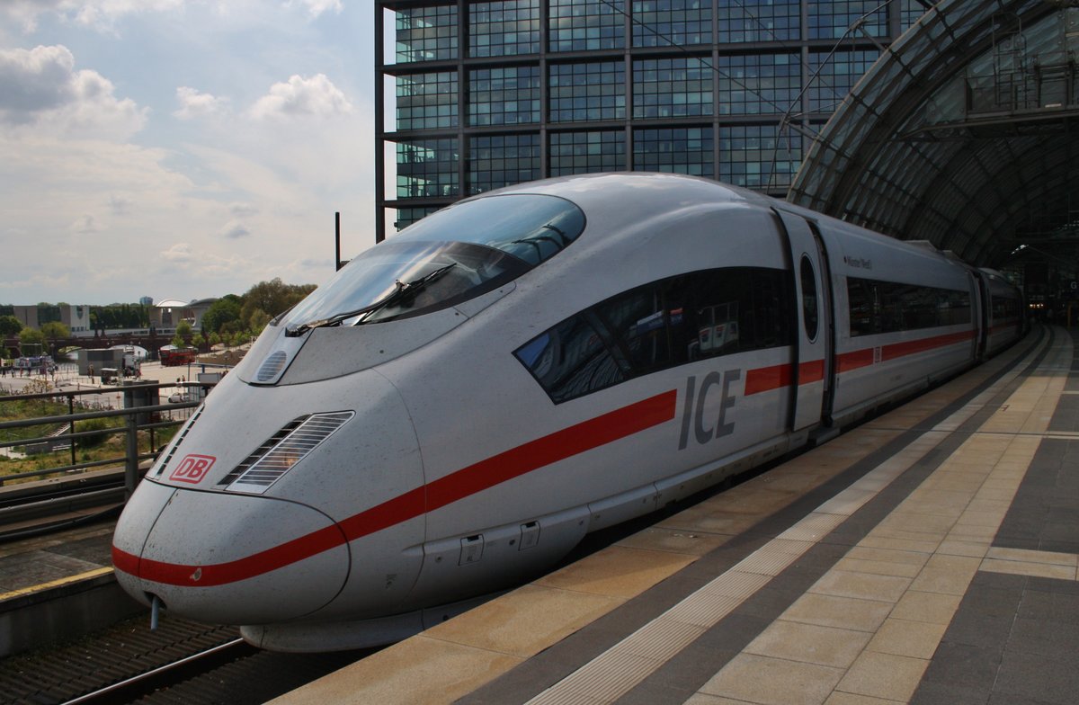 403 018-5  Münster(Westf)  hat am 14.5.2017 auf der Fahrt als ICE555 von Köln Hauptbahnhof nach Berlin Ostbahnhof zusammen mit 403 016-9  Siegburg  als ICE545 von Köln Hauptbahnhof nach Berlin Ostbahnhof den Berliner Hauptbahnhof erreicht.