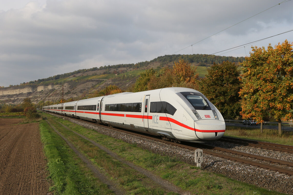 403 023  Schaffhausen  und 403 027  Siegen  am 12. Oktober 22022 bei Thüngersheim am Main.