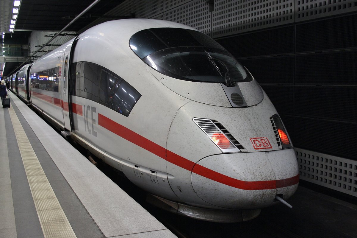 403 024-3  Fürth  und 403 030-0  Göttingen  sind am 31.7.2016 als ICE545 von Köln Hauptbahnhof nach Berlin Gesundbrunnen unterwegs. Soeben wurde der Berliner Hauptbahnhof erreicht, für die letzten Kilometer nach Gesundbrunnen muss hier nochmal Kopf gemacht werden.
