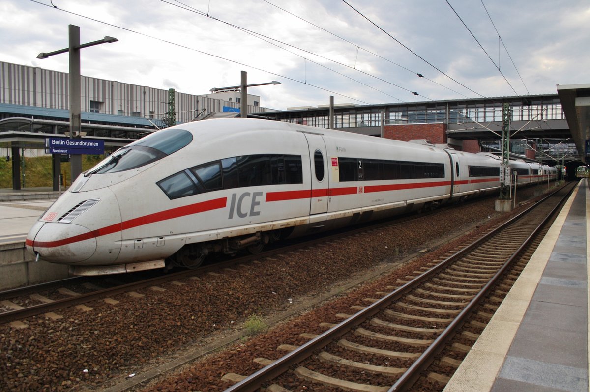 403 024-3  Fürth  und 403 030-0  Göttingen  verlassen als ICE846 nach Köln Hauptbahnhof den Bahnhof Berlin Gesundbrunnen. (31.7.2016)
