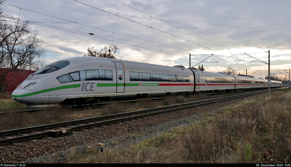 403 024-3 (Tz 324  Fürth ) als Umleiter unterwegs in Raguhn.
Aufgenommen im Gegenlicht.

🧰 DB Fernverkehr
🚝 ICE 1006 (Linie 29) München Hbf–Berlin Gesundbrunnen
🚩 Bahnstrecke Trebnitz–Leipzig (KBS 251)
🕓 5.12.2020 | 11:05 Uhr