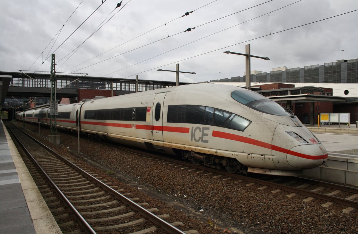 403 028-4  Aachen  steht am 29.10.2016 als ICE555 von Bonn Hauptbahnhof nach Berlin Gesundbrunnen zusammen mit 403 052-4  Mönchengladbach  als ICE545 von Köln Hauptbahnhof in Berlin Gesundbrunnen.