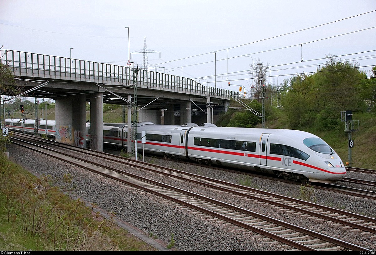 403 031-8 (Tz 331  Westerland/Sylt ) als ICE 1009 (Linie 29) von Berlin Hbf (tief) nach München Hbf unterquert die Europachaussee in Halle-Ammendorf auf der Neubaustrecke Erfurt–Leipzig/Halle (KBS 580). [22.4.2018 | 19:22 Uhr]