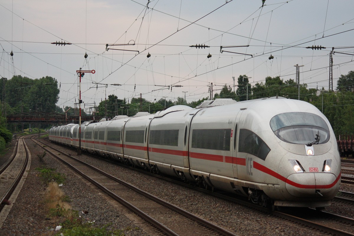 403 036 am 2.7.13 als umgeleiteter ICE in Dsseldorf-Rath.
Der Zug wurde wegen einer Entgleisung zwischen Duisburg und Dsseldorf ber die Gterzugstrecke umgeleitet