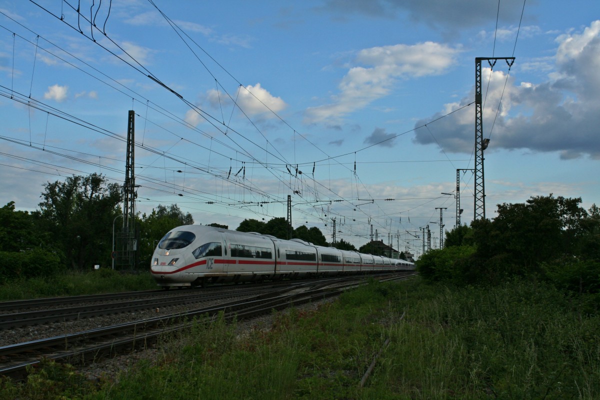 403 052-4 und 403 017-7 als ICE 100 auf der Fahrt von Basel SBB nach Dortmund Hbf am Abend des 24.05.14 beim Verlassen des Bahnhofs Müllheim (Baden).