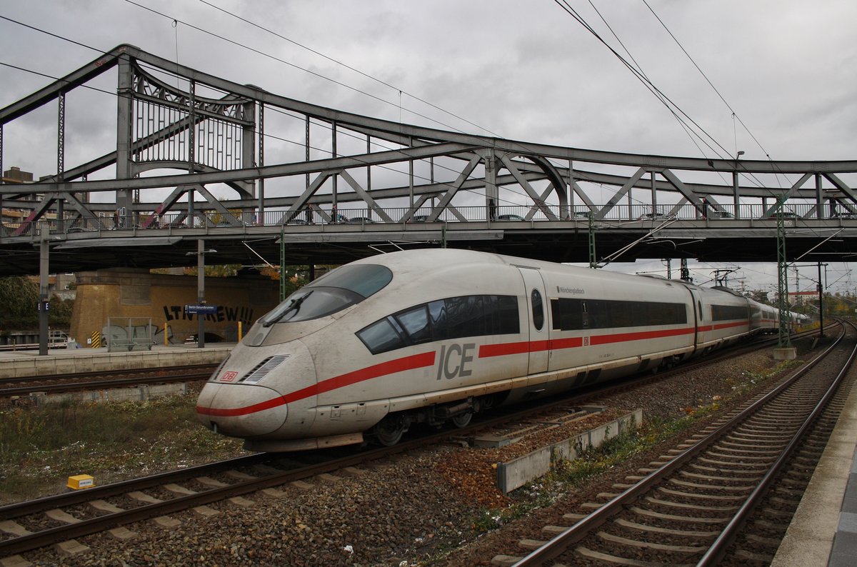 403 052-4  Mönchengladbach  und 403 028-4  Aachen  verlassen am 29.10.2016 den Bahnhof Berlin Gesundbrunnen und sind nun auf dem Weg nach Berlin Rummelsburg. Zuvor kamen sie als ICE545/555 aus Köln und Bonn in die Bundeshauptstadt.