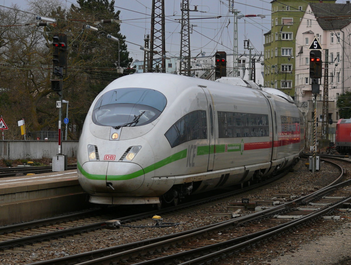 403 324 und 403 358 fuhren als ICE 516 am 2.3.20 um 14:46 Uhr aus München kommend in den Ulmer Hauptbahnhof ein. Kurz darauf setzten sie ihre Fahrt nach Dortmund weiter.