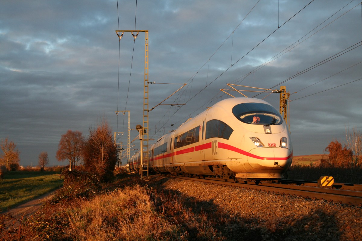 403 506-9 durchfhrt als ICE 107/207 von Dortmund/Dsseldorf nach Basel SBB im schnsten Abendlicht des 07.12.13 den Bahnhof Mllheim (Baden).