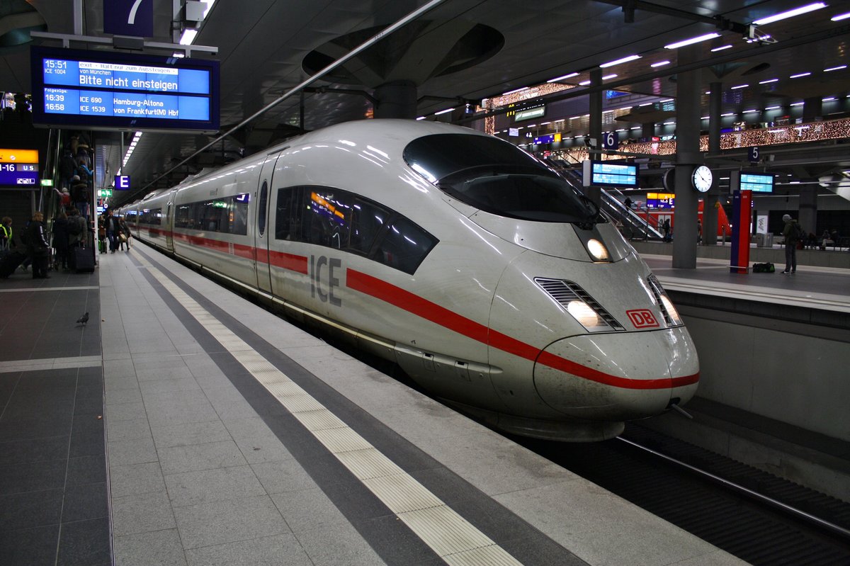 403 510-1  Wolfsburg  wartet am 30.12.2017 als ICE1004 von München Hauptbahnhof nach Berlin Gesundbrunnen in Berlin Hauptbahnhof (tief) auf Abfahrt.