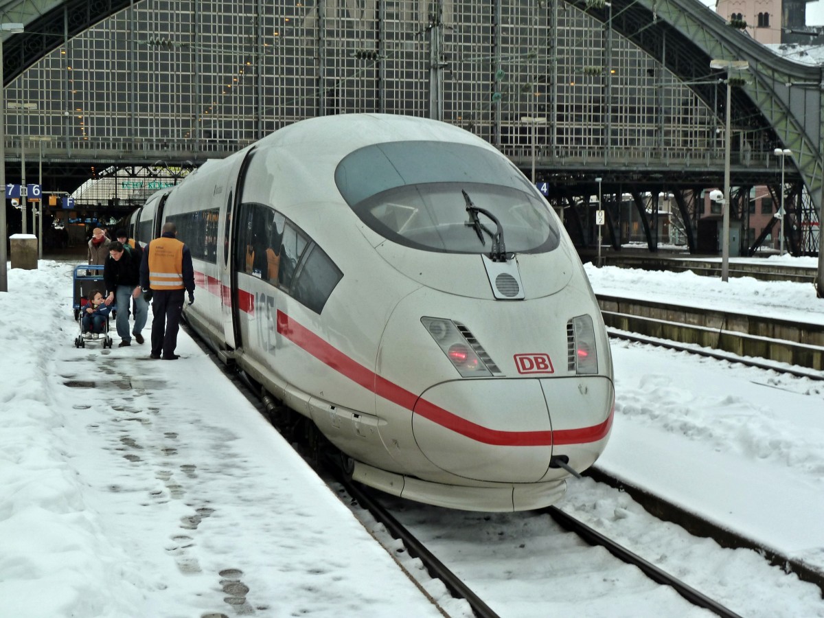 403 512-7  Montabaur  am 09.12.2012 bei seinem Zwischenhalt im verscheiten Hauptbahnhof von Köln.