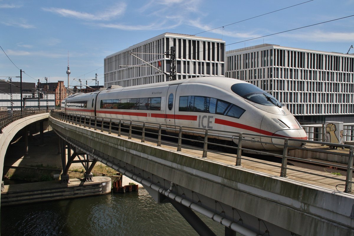 403 513-5  Treuchtlingen  verlässt am 28.5.2017 als ICE545 von Köln Hauptbahnhof nach Berlin Ostbahnhof mit 403 561-4  Celle  als ICE555 von Köln Hauptbahnhof nach Berlin Ostbahnhof den Berliner Hauptbahnhof.