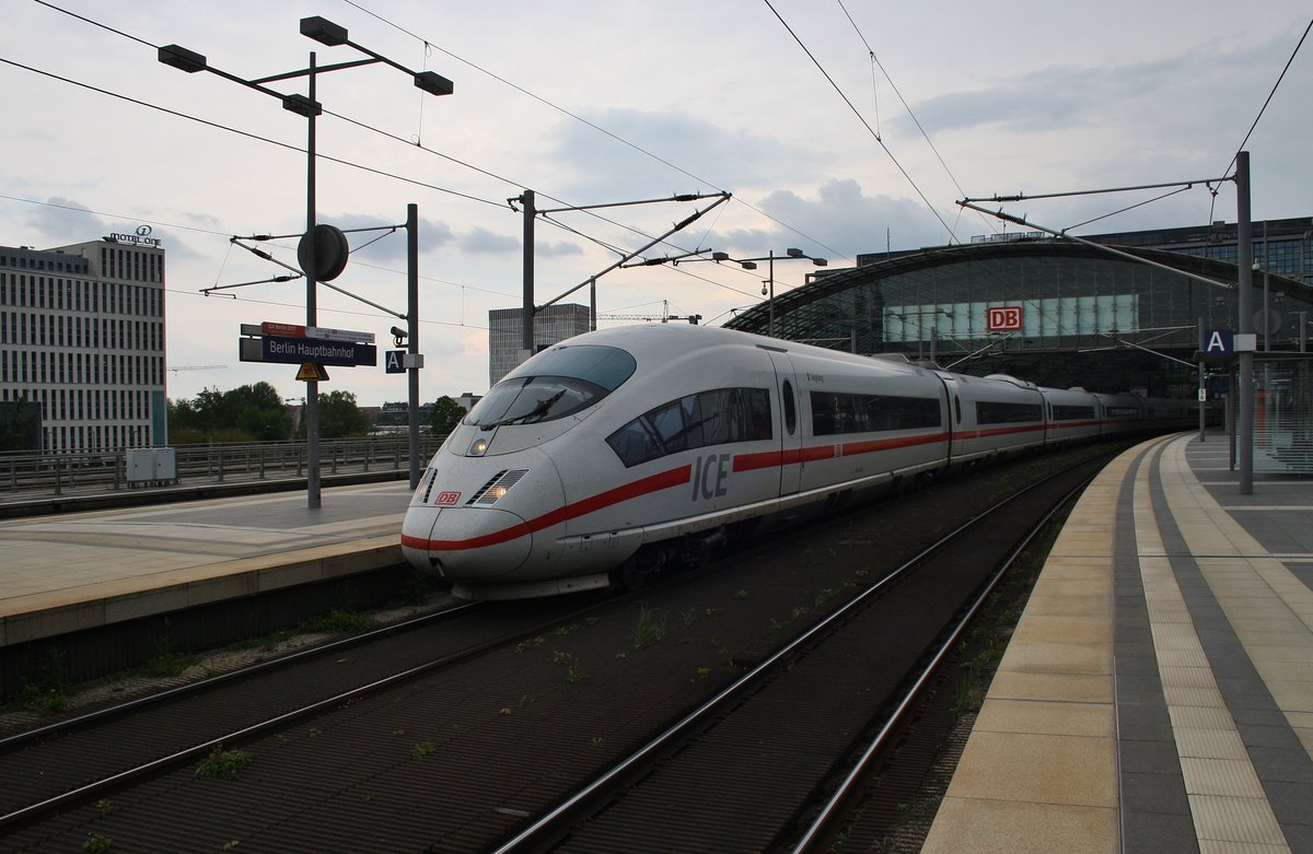 403 516-8  Siegburg  steht am 14.5.2017 als ICE846 von Berlin Ostbahnhof nach Köln Hauptbahnhof zusammen mit 403 518-4  Münster(Westf)  als ICE856 von Berlin Ostbahnhof nach Köln Hauptbahnhof im Berliner Hauptbahnhof bereit.