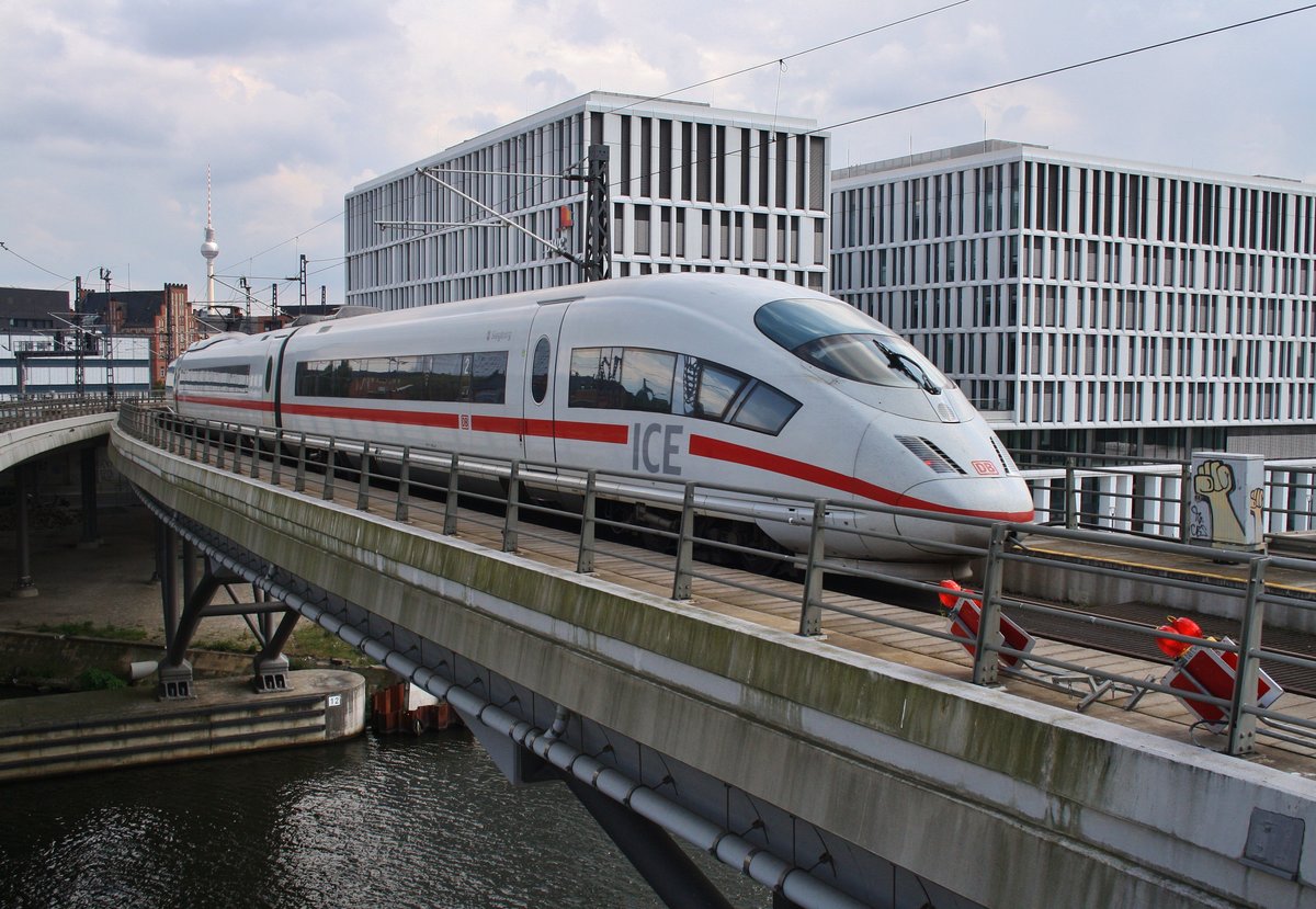 403 516-8  Siegburg  verlässt am 14.5.2017 als ICE545 von Köln Hauptbahnhof nach Berlin Ostbahnhof zusammen mit 403 518-4  Münster(Westf)  als ICE555 von Köln Hauptbahnhof nach Berlin Ostbahnhof den Berliner Hauptbahnhof.