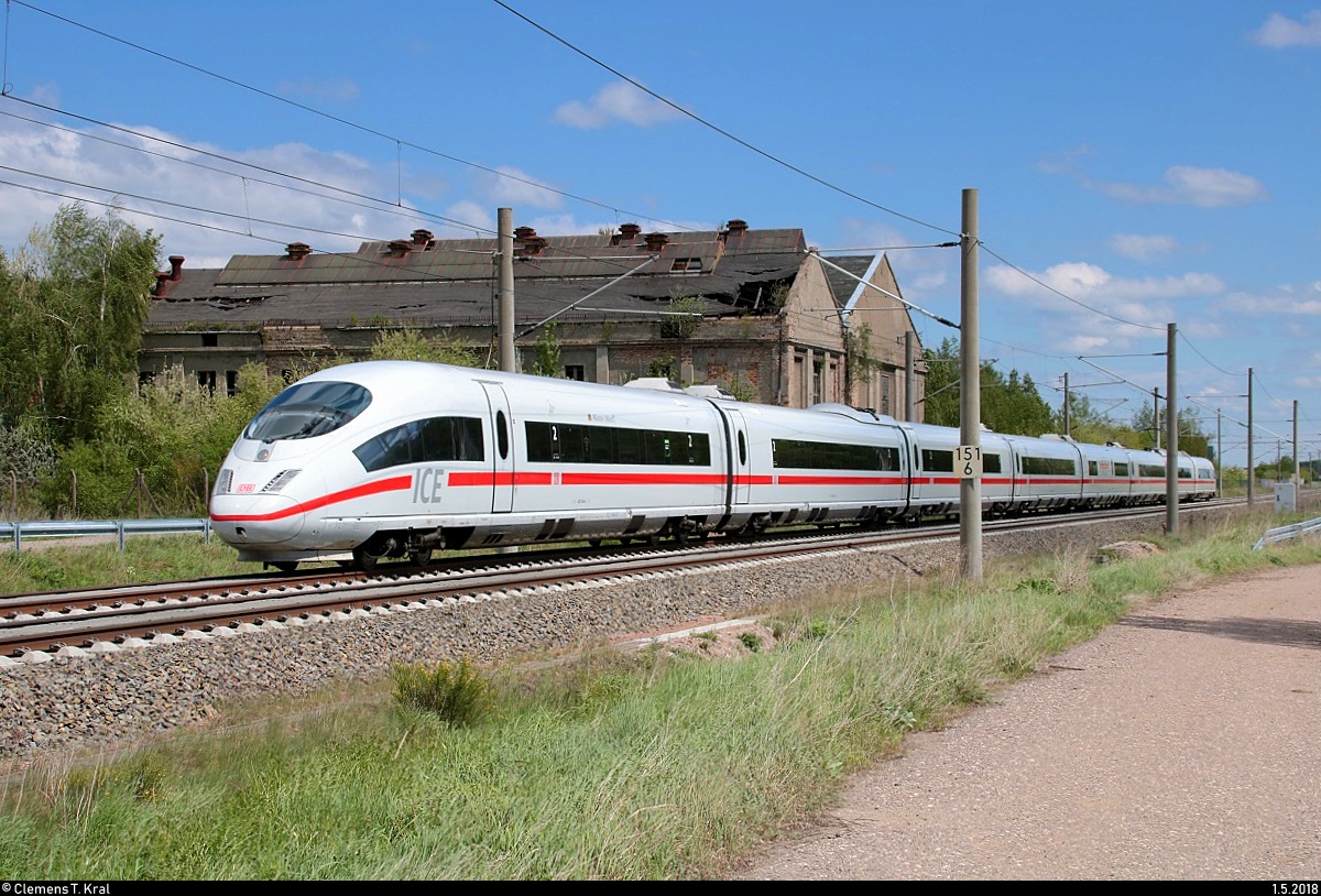 403 518 (Tz 318  Münster (Westf.) ) als ICE 1005 (Linie 29) von Berlin Gesundbrunnen nach München Hbf fährt in Hohenthurm auf der Bahnstrecke Berlin–Halle (KBS 250). [1.5.2018 | 13:10 Uhr]
