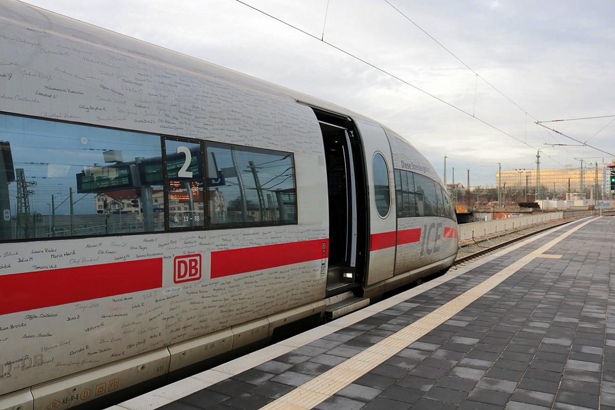 403 528-3 (Tz 328  Aachen ), einer der mit Unterschriften beklebte Eröffnungs-ICE zur VDE 8, als ICE 1004 (Linie 29) von München Hbf nach Berlin Gesundbrunnen steht in Halle(Saale)Hbf auf Gleis 8. [27.12.2017 | 14:40 Uhr]