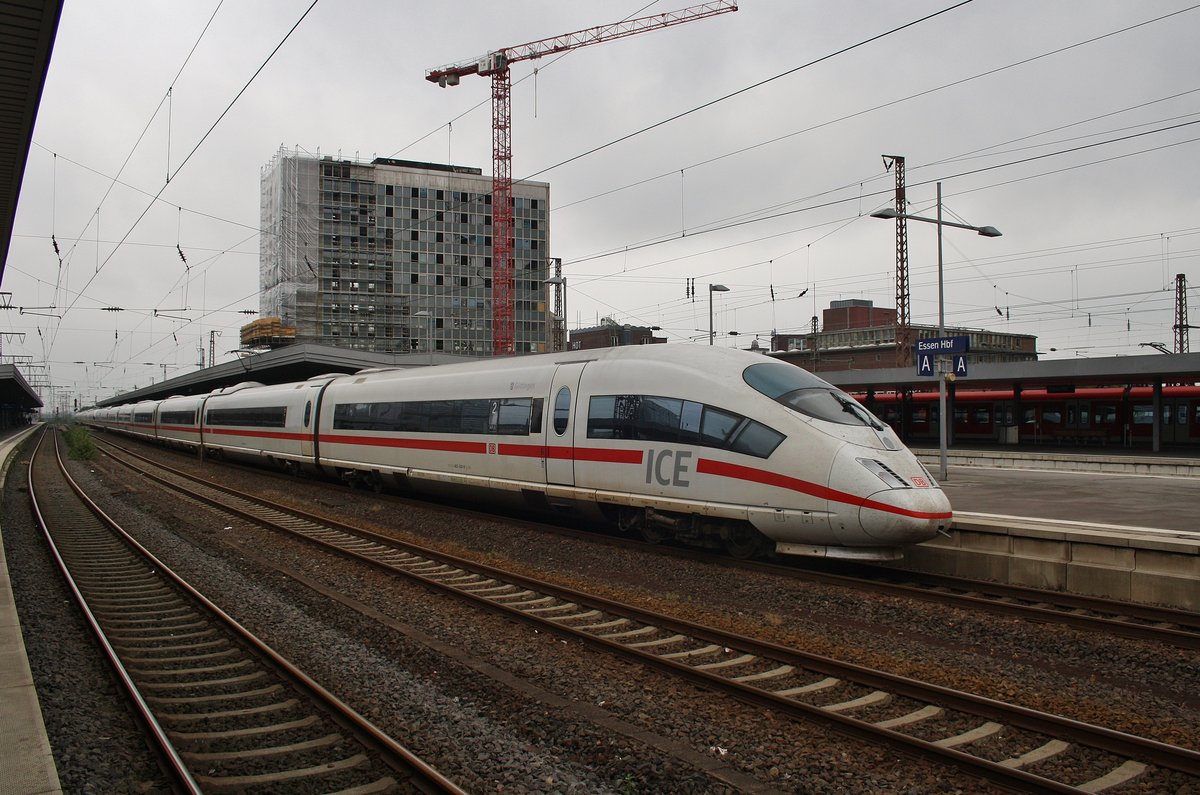 403 530-9  Göttingen  und 403 009-4  Aalen  fahren am 2.7.2017 als ICE517 von Dortmund Hauptbahnhof nach München Hauptbahnhof in den Essener Hauptbahnhof ein.