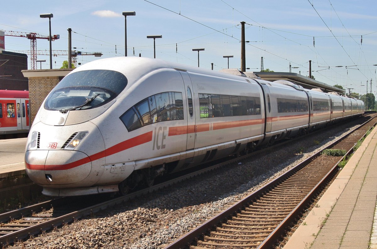 403 535-8  Konstanz  wartet am 3.7.2017 als ICE728 von München Hauptbahnhof nach Dortmund Hauptbahnhof im Bochumer Hauptbahnhof auf Abfahrt.