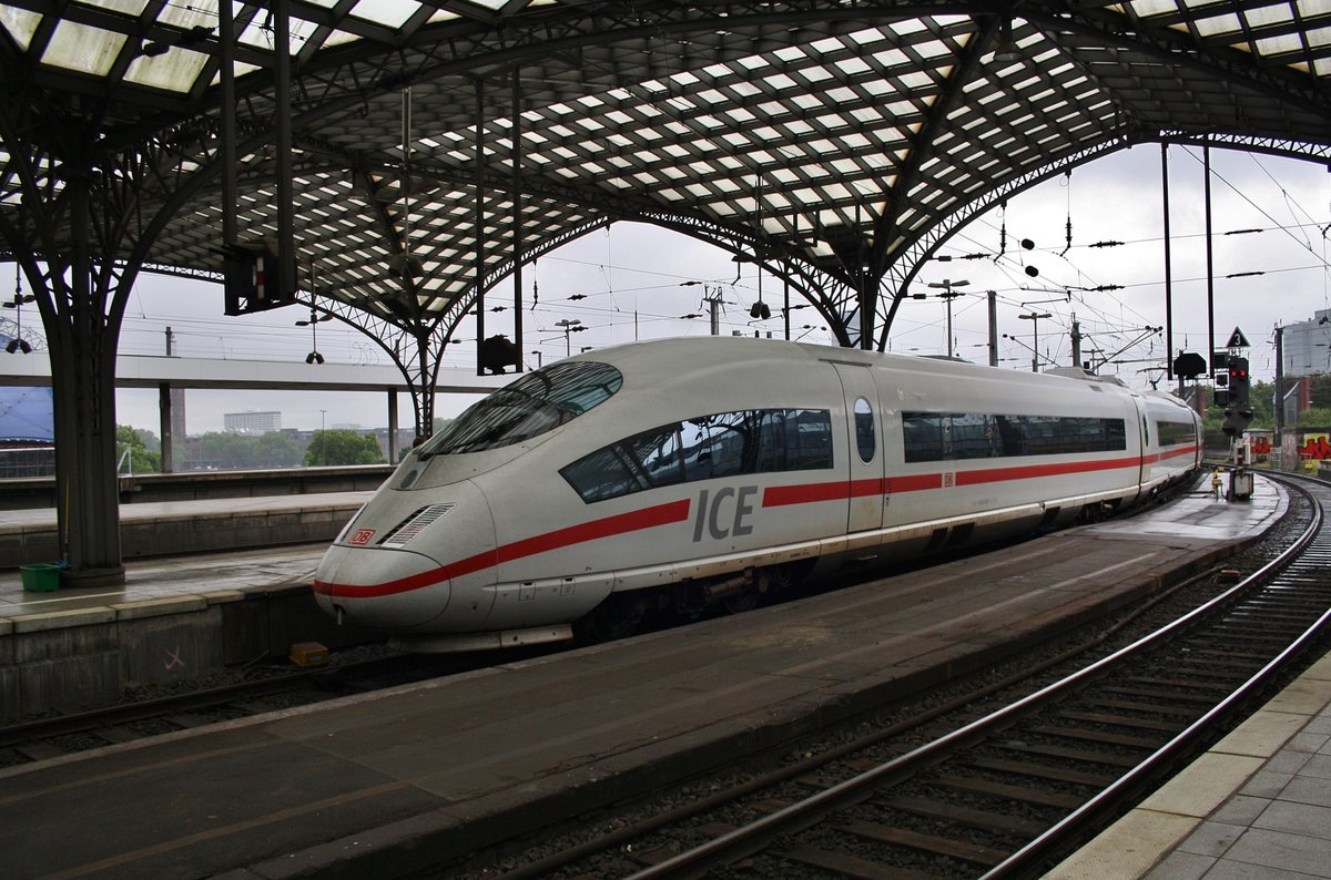 403 537-2  Stuttgart  und 403 562-2  Schwerte(Ruhr)  verlassen am 1.7.2017 als ICE108 von Basel SBB nach Dortmund Hauptbahnhof den Kölner Hauptbahnhof. 