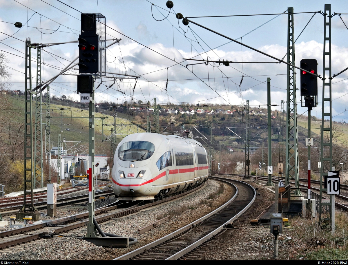403 553-1 (Tz 353  Neu-Ulm ) und 403 509-3 (Tz 309  Aalen ) als ICE 516 (Linie 42) von München Hbf nach Dortmund Hbf durchfahren den Bahnhof Stuttgart-Untertürkheim auf Gleis 3.
Aufgenommen am Ende des Bahnsteigs 4/5.
[11.3.2020 | 15:41 Uhr]