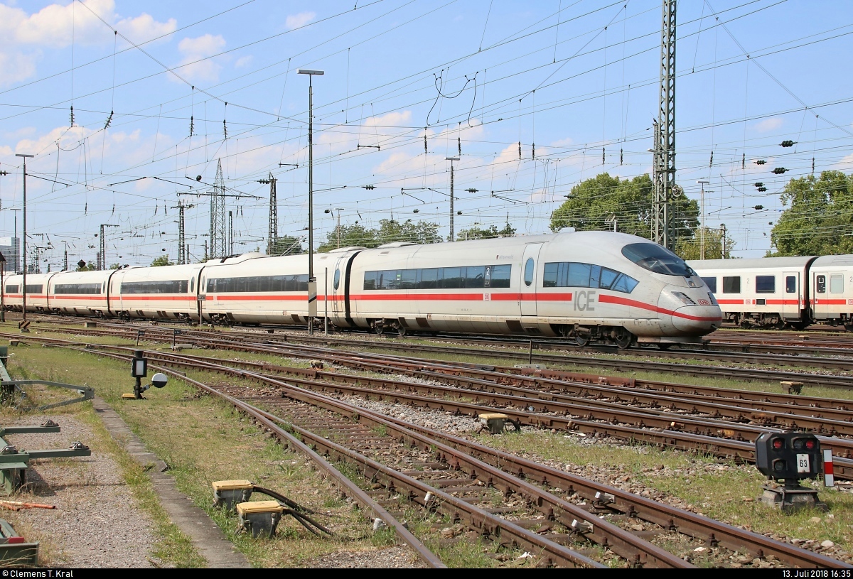 403 554-9 (Tz 354  Mittenwald ) und 403 522-6 (Tz 322  Solingen ) als ICE 107 (Linie 43) von Köln Hbf nach Basel SBB (CH) erreichen den Bahnhof Basel Bad Bf (CH) auf Gleis 3.
Aufgenommen vom öffentlich zugänglichen Parkplatz neben der Schwarzwaldallee.
[13.7.2018 | 16:35 Uhr]