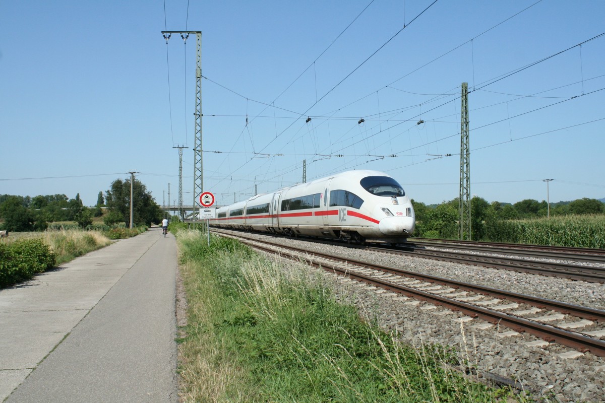403 556-4 als ICE 207 von Dortmund nach Basel SBB durchfhrt am Nachmittag des 02.08.13 den Bahnhof Mllheim (Baden).