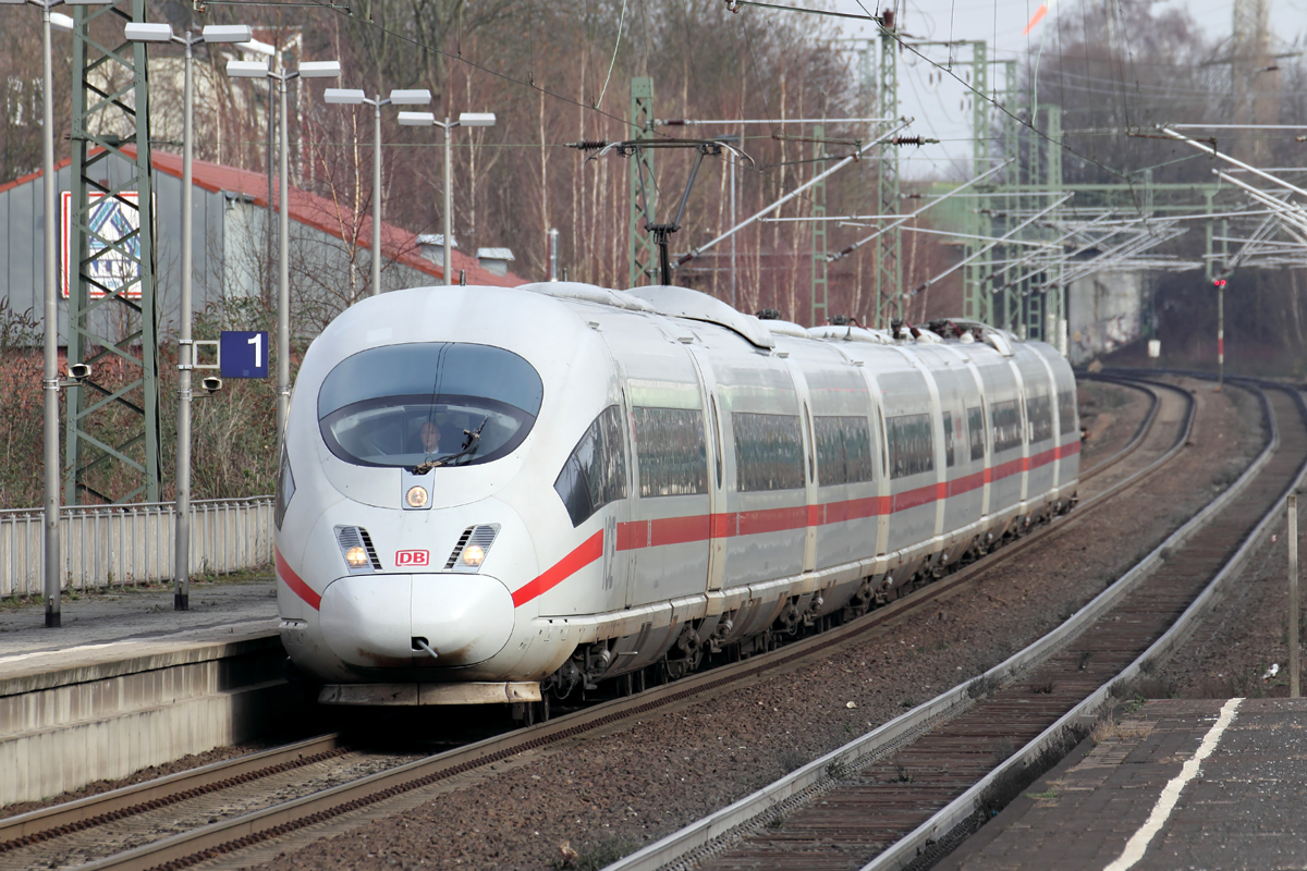 403 556-4 als ICE 825 nach München Hbf. bei der Einfahrt in Recklinghausen 1.3.2014