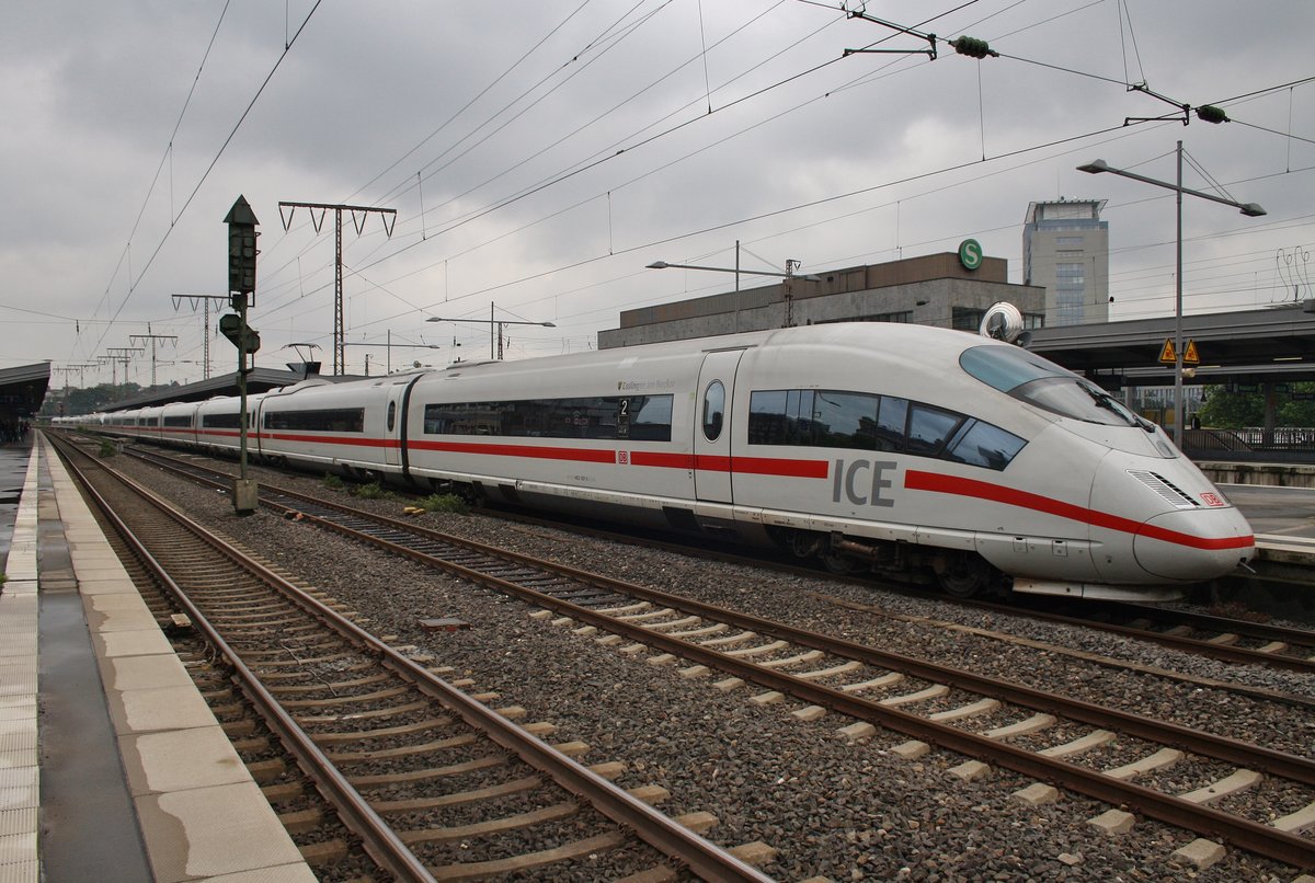 403 557-2  Esslingen am Neckar  und 403 537-2  Stuttgart  stehen am 2.7.2017 als ICE612 von München Hauptbahnhof nach Dortmund Hauptbahnhof im Essener Hauptbahnhof. 
